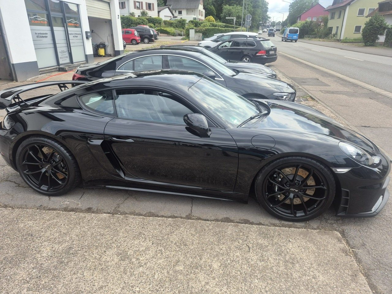 Schwarzer Porsche 718 Cayman GT4 in der Seitenansicht